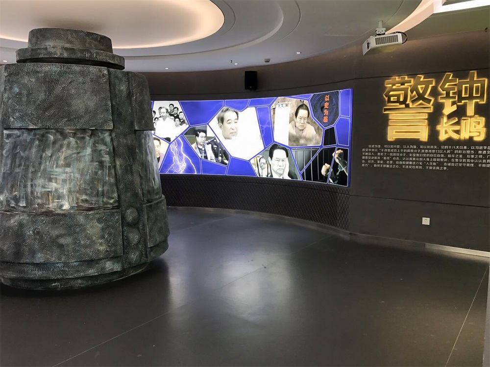 如何通過(guò)紅色展館設(shè)計(jì)突出黨的先進(jìn)性對(duì)國(guó)家和人民的貢獻(xiàn)？